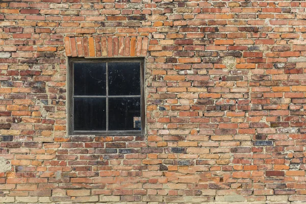Janela velha e parede de tijolo velho — Fotografia de Stock