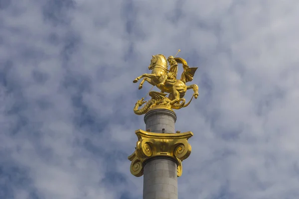 Monumento da Liberdade na praça central em Tbilisi — Fotografia de Stock