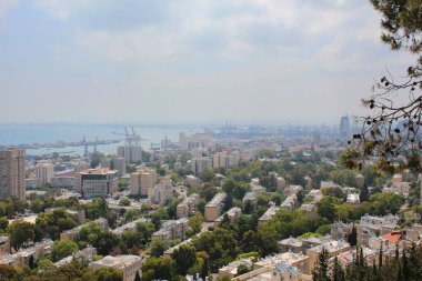 Gözlem güvertesinden Hayfa şehri manzarası