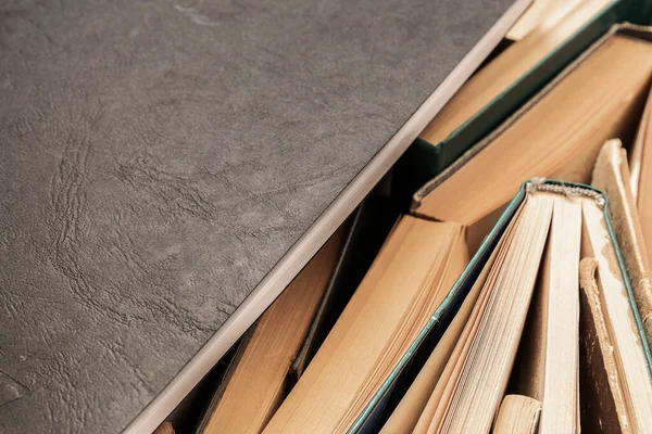 Μαύρο Σημειωματάριο Ξαπλωμένο Στο Πλάι Των Βιβλίων — Φωτογραφία Αρχείου