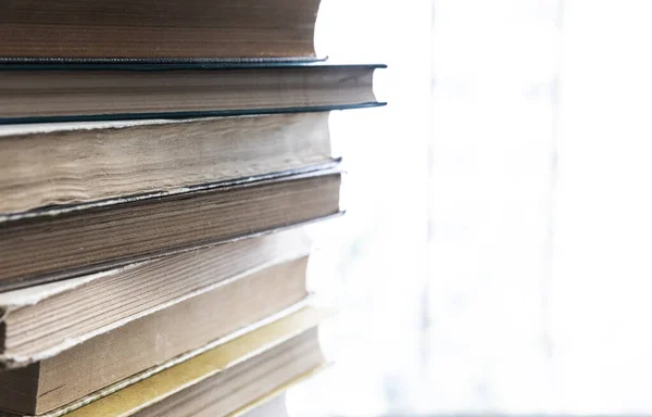 Ein Stapel Alter Bücher Liegt Auf Der Fensterbank — Stockfoto