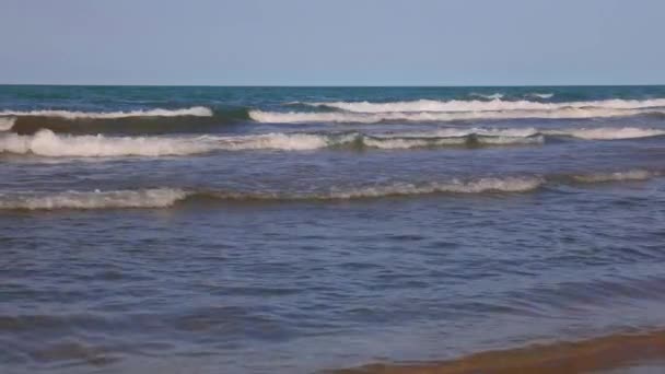 Θάλασσα Surf Στην Ακτή Της Παραλίας Καλοκαίρι — Αρχείο Βίντεο
