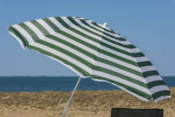 海滩伞和沙滩上的折叠椅 — 图库照片