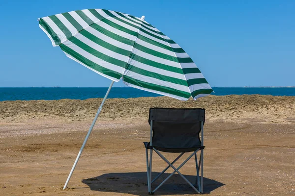 Parapluie Chaise Pliante Sur Plage — Photo