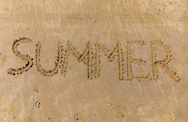 Parola Estate Scritta Bastone Sulla Sabbia Una Spiaggia — Foto Stock