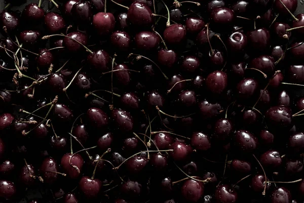 Cereza Dulce Cubierta Con Gotas Agua Una Bandeja —  Fotos de Stock