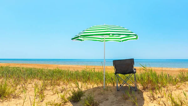 Beach Umbrella Folding Chair Standing Beach — Stock Photo, Image