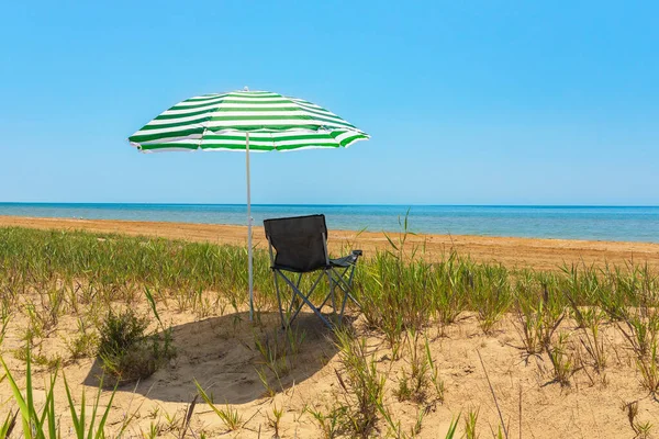 海滩上的雨伞和折叠椅 — 图库照片