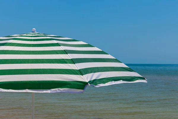 Parapluie Rayé Plage Sur Fond Ciel Bleu Mer — Photo