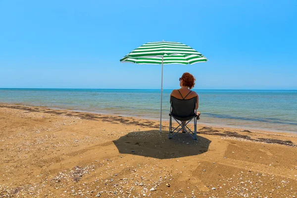 Baku Azerbaijan July 2020 Girl Swimsuit Sits Chair Beach Umbrella — Stock Photo, Image