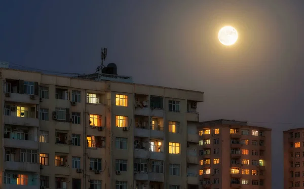 Lua Cheia Durante Noite Cidade Baku — Fotografia de Stock