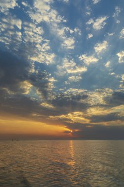 Hazar Denizi üzerinde güzel bir gün batımı