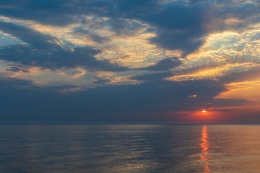 Hazar Denizi üzerinde güzel bir gün batımı