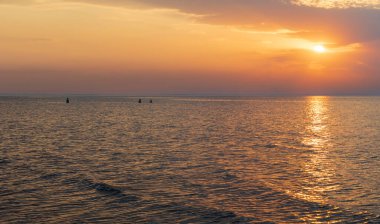 Hazar Denizi üzerinde güzel bir gün batımı