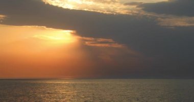 Hazar Denizi üzerinde güzel bir gün batımı