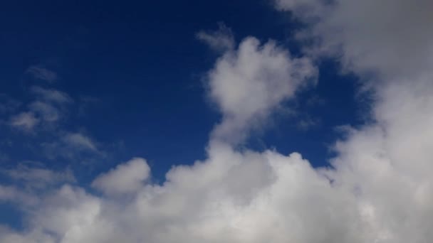Vídeo Nubes Flotantes Través Del Cielo — Vídeo de stock