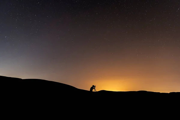 Silueta Fotógrafo Tomando Fotos Del Cielo Nocturno — Foto de Stock