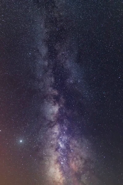 은하수와 떨어지는 운석은 밤하늘에 떨어진다 — 스톡 사진