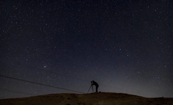 Silueta Fotógrafo Tomando Fotos Del Cielo Nocturno — Foto de Stock