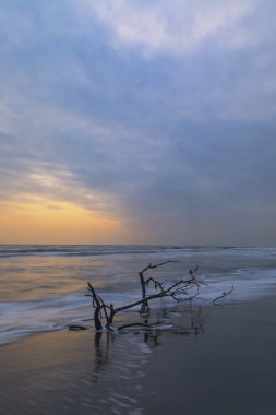Hazar Denizi kıyısında gün doğumu. Samur-Yalama Milli Parkı