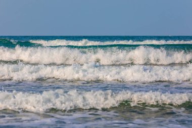 Hazar Denizi kıyısında güçlü dalgalar