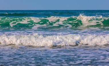 Hazar Denizi kıyısında güçlü dalgalar