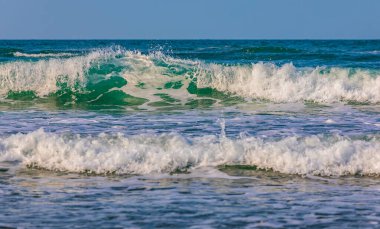 Hazar Denizi kıyısında güçlü dalgalar