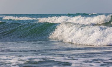 Hazar Denizi kıyısında güçlü dalgalar