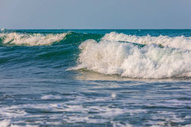 Hazar Denizi kıyısında güçlü dalgalar