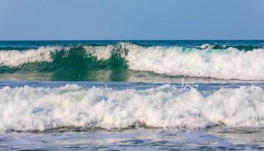 Hazar Denizi kıyısında güçlü dalgalar