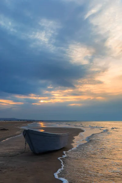 Sahilde Bir Balıkçı Teknesi — Stok fotoğraf