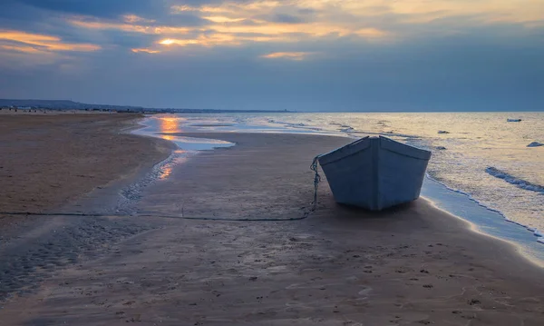 Рыбацкая Лодка Берегу Моря — стоковое фото