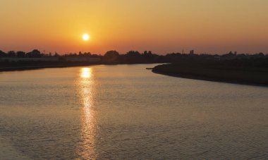 Kura nehri gün batımında Neftechala şehrinden akar.