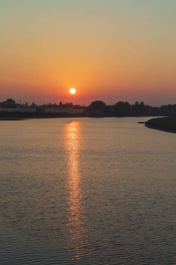 Kura nehri gün batımında Neftechala şehrinden akar.