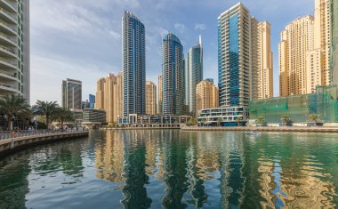 Dubai Marina 'daki gökdelenler.