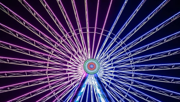 Schönes Riesenrad Leuchtet Bei Kirmes Neonlicht Nachthimmel — Stockfoto