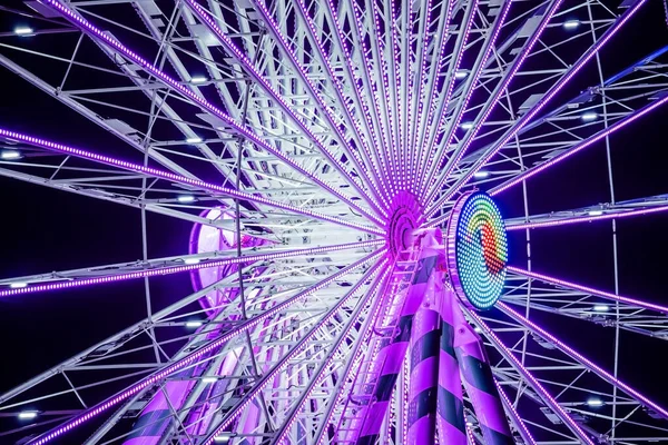 Güzel Dönme Dolap Gece Gökyüzünde Bir Panayırda Neon Işıklarda Parladı — Stok fotoğraf