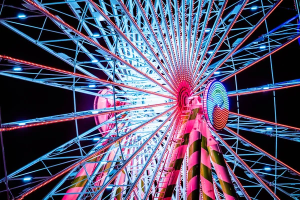 美しい観覧車が夜空のネオンライトに照らされ フェア — ストック写真