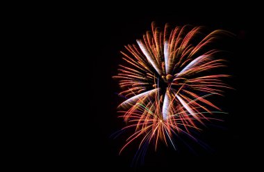 4 Temmuz Bağımsızlık Günü 'nde Amerika Birleşik Devletleri bayramında gece gökyüzünde parlayan havai fişekler. Eğlencenin ve özgürlüğün kutlanması maytaplar ve pırıltılarla.