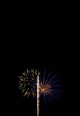 4 Temmuz Bağımsızlık Günü 'nde Amerika Birleşik Devletleri bayramında gece gökyüzünde parlayan havai fişekler. Eğlencenin ve özgürlüğün kutlanması maytaplar ve pırıltılarla.