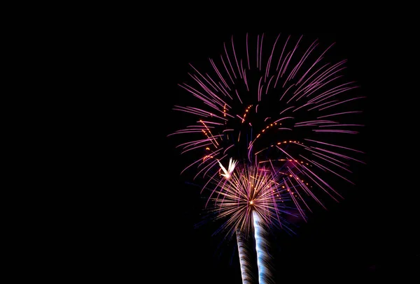 7月4日独立記念日のアメリカの休日の夜空に輝く花火 キラキラと輝きと楽しさと自由のお祝い — ストック写真