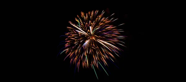7月4日独立記念日のアメリカの休日の夜空に輝く花火 キラキラと輝きと楽しさと自由のお祝い — ストック写真