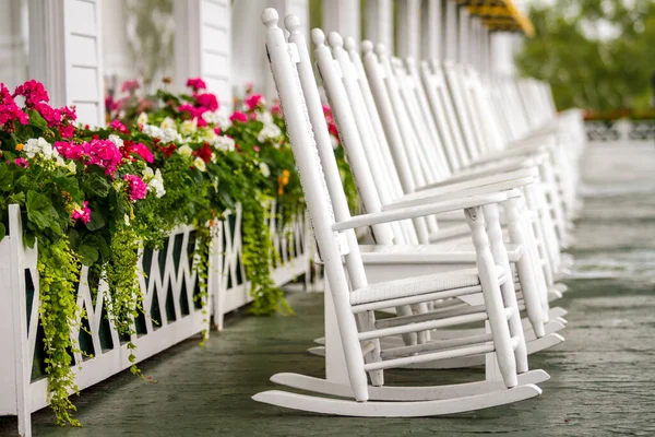 Αρκετές Λευκές Καρέκλες Rocking Στο Long Porch Απλά Σας Περιμένουν — Φωτογραφία Αρχείου