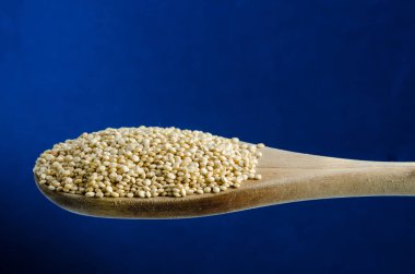 Quinoa bir kaşık, yakın çekim, arka planını renklendirin