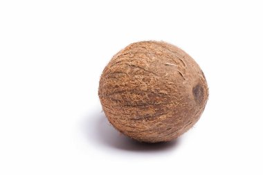 Hindistan cevizi bütün, beyaz arkaplan, kırpma yolu, tam derinlik alan