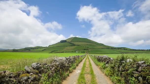 Landsbygdens Landskap Med Landsväg Och Slocknad Vulkankrater Backgrount Sao Miguel — Stockvideo