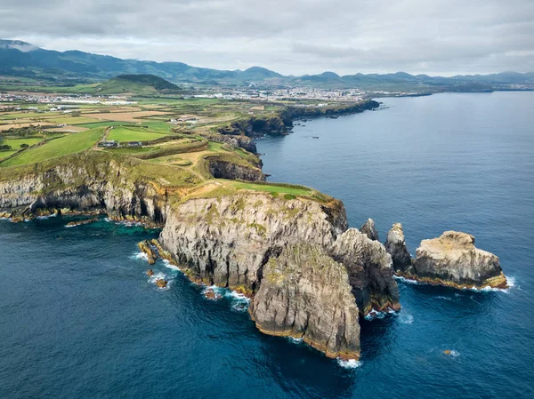 Ermo 海角位于小米格尔海岛的北部海岸接近 Ribeira 格兰特 亚速尔群岛 葡萄牙 — 图库照片