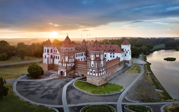 日の出 ベラルーシのミール城の空中写真 — ストック写真