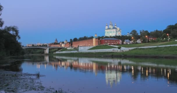 Smolensk Noite Parede Kremlin Catedral Refletindo Rio Dnepr Zoom Vista — Vídeo de Stock