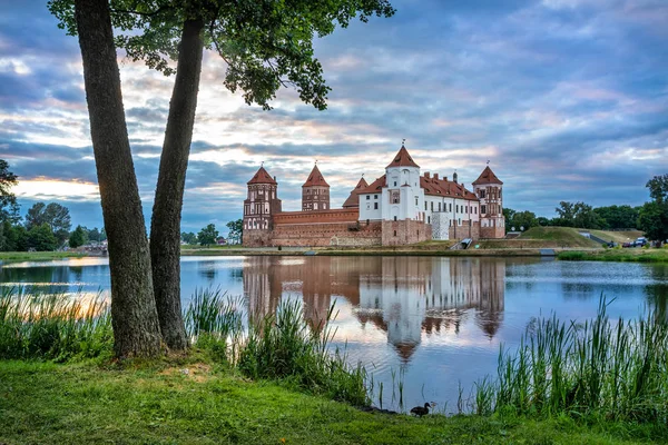 Castelo Mir Que Reflete Água Tarde Bielorrússia — Fotografia de Stock